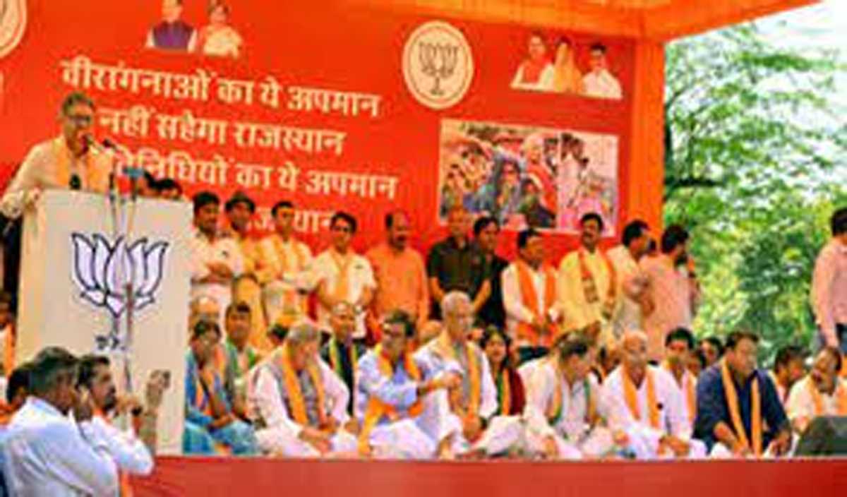 भाजपा ने पुलवामा शहीदों की वीरांगनाओं की मांगों के समर्थन में जयपुर में किया प्रदर्शन